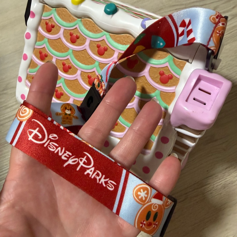 Disney Parks Mickey And Minnie Gingerbread House Popcorn Bucket 2024 W/ Figures - Picture 8 of 8